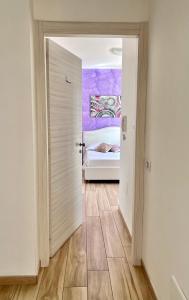 トロペアにあるBella Tropea Accommodationのベッドルームにつながるドア付きの部屋