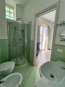bagno con doccia in vetro e lavandino di Bella Tropea Accommodation a Tropea