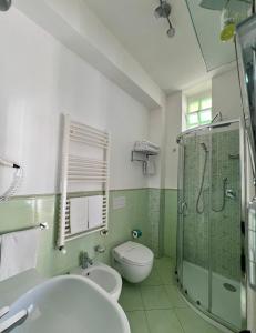 y baño con ducha, aseo y lavamanos. en Bella Tropea Accommodation en Tropea