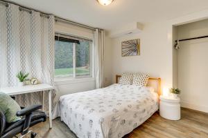 una camera da letto con un letto, una sedia e una finestra di Steps to Idylwood Park Beach Redmond Retreat! a Redmond