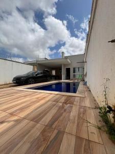 um carro estacionado em frente a uma casa com piscina em Casa com 3 quartos e piscina - 8 min da Praia em São José de Ribamar