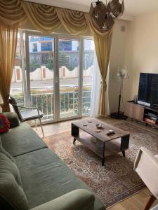 uma sala de estar com um sofá e uma mesa de centro em Cozy Apartment in a Popular Neighborhood em Çorlu