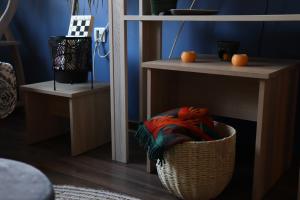 una habitación con dos mesas y una cesta con naranjas. en Center Apartment Dunja, en Subotica