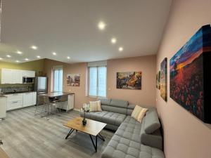 a living room with a couch and a table at 70m2 climatisé - Parking privé - Terrasse - 2 chambres - Lycée Roosevelt - Reims Arena in Reims