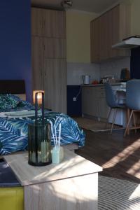 1 dormitorio con 1 cama y 1 mesa con lámpara en Center Apartment Dunja, en Subotica
