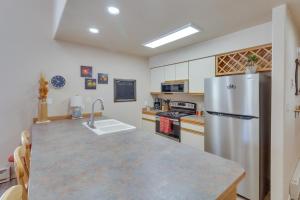 A cozinha ou kitchenette de Cloudcroft Vacation Rental about 4 Mi to Skiing!