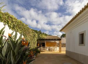 un patio di una casa con edera di Colares beach house, pool child friendly a Colares