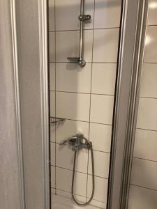La salle de bains est pourvue d'une douche avec un pommeau de douche. dans l'établissement Cozy Apartment in a Popular Neighborhood, à Çorlu