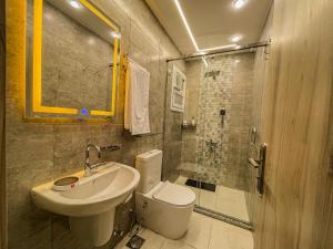 een badkamer met een toilet, een wastafel en een douche bij Holy Sheet Plus in Caïro