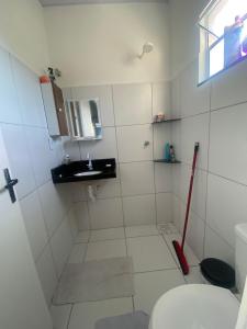 een badkamer met een toilet, een dweil en een wastafel bij Casa duplex in Caucaia