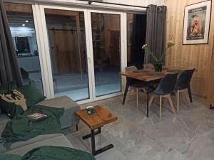 Uma área de estar em Zielone Wzgórze komfortowy klimatyzowany domek z balią z aeromasażem