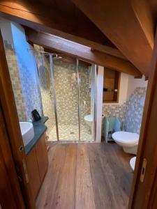- Baño con 2 lavabos y aseo en Mansarda nel centro di Cortina, en Cortina dʼAmpezzo