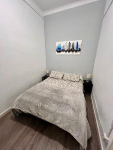 ein Schlafzimmer mit einem Bett und einem Wandgemälde in der Unterkunft Poble Sec. Excelente ubicación cerca de la playa y de las Ramblas in Barcelona