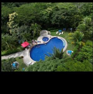 Výhled na bazén z ubytování Villa, KOCORU Casa de campo y playa nebo okolí