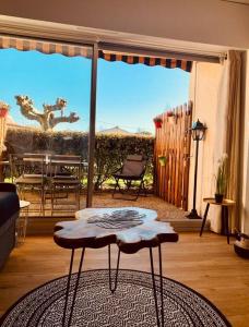 Μπαλκόνι ή βεράντα στο Studio du port avec terrasse, parking privatif, piscine dans résidence , wifi, ménage compris