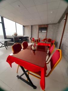 comedor con sillas rojas y mesa en Motel Abdelhamid, en Ouled Moussa