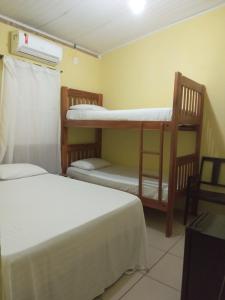 Zimmer mit 2 Etagenbetten in einem Zimmer in der Unterkunft Pousada Villas Colossos in Lençóis