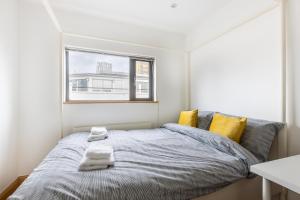 um quarto com uma cama com almofadas amarelas em Luxury Penthouse In Central London em Londres