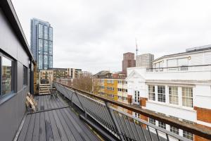 uma varanda de edifício com vista para a cidade em Luxury Penthouse In Central London em Londres