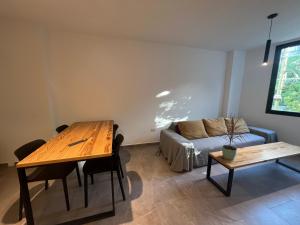 uma sala de estar com uma mesa e um sofá em 4919 SOHO LIVE - Palermo Soho Apartments em Buenos Aires