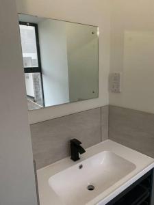 y baño con lavabo blanco y espejo. en Apartment in Midsomer Norton High St, en Midsomer Norton