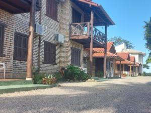 - un bâtiment avec un balcon sur le côté dans l'établissement Pousada Canto das Trilhas, à Bombinhas