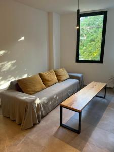 4919 SOHO LIVE - Palermo Soho Apartments في بوينس آيرس: غرفة معيشة مع أريكة وطاولة خشبية