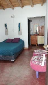 Schlafzimmer mit einem Bett, einem Tisch und einem Spiegel in der Unterkunft Tiempo de Bienestar in Potrerillos