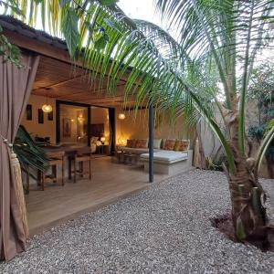 a living room with a couch and a table at Villa YEMAYA - Suite bungalow indépendant in Ngaparou