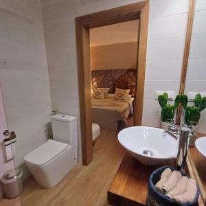 La salle de bains est pourvue de toilettes, d'un lavabo et d'un miroir. dans l'établissement Villa YEMAYA - Suite bungalow indépendant, à Ngaparou