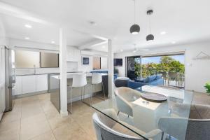 Η κουζίνα ή μικρή κουζίνα στο Unit 1 Taralla 16 18 Edgar Bennett Avenue Noosa Heads