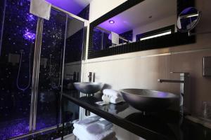 a bath room with a sink and a mirror at Hotel Milano & SPA***S in Verona