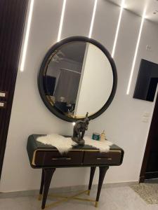 einen Spiegel auf einem Tisch im Zimmer in der Unterkunft A luxury apartment full furnished ultra modern in Kairo