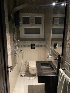 ein kleines Bad mit WC und Waschbecken in der Unterkunft A luxury apartment full furnished ultra modern in Kairo