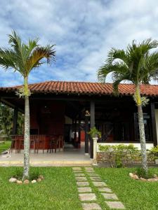 Κήπος έξω από το Casa aconchegante na rua da praia