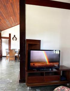 Μια τηλεόραση ή/και κέντρο ψυχαγωγίας στο Casa aconchegante na rua da praia