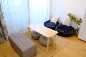 CBD Japanese Retreat 2BR 1P Brekky Wifi Netflix的休息区