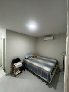 una camera da letto con un letto e un tavolo di Apartamento aconchegante de 3/4 na beira da praia! a Ilhéus