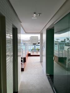 un corridoio con porte a vetri e un balcone di Apartamento aconchegante de 3/4 na beira da praia! a Ilhéus Altre 50 foto