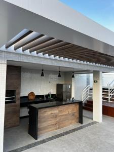 una cucina con piano di lavoro in una camera di Apartamento aconchegante de 3/4 na beira da praia! a Ilhéus