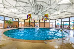 ein großer Pool in einem großen Zimmer mit Fenstern in der Unterkunft Sea Watch V in Ocean City