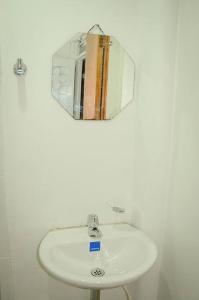 einen Spiegel über einem Waschbecken im Bad in der Unterkunft Habitación privada – Super lugar in Bogotá