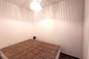 ein kleines Schlafzimmer mit einem Bett in einem Zimmer in der Unterkunft Superbe appartement au pied des pistes in La Feclaz