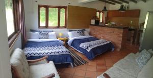 uma sala de estar com 2 camas e uma cozinha em Ficus apartamento em Villa de Leyva
