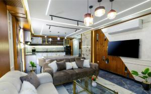 Il comprend un salon avec des canapés et une télévision à écran plat. dans l'établissement Piccolo Mondo Boutique Hotel, au Caire