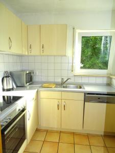 a kitchen with a sink and a window at Schöne Wohnung bis zu 6 Personen in Herzen von Rudersberg in Rudersberg