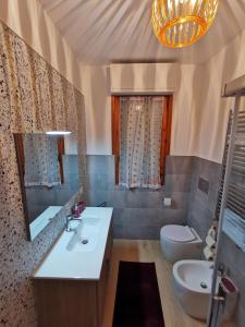 y baño con lavabo, aseo y espejo. en Colour House en Roma
