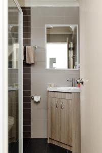 a bathroom with a sink and a mirror at Starline Motor Inn in Miles