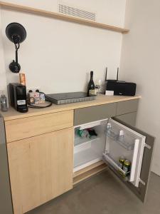 eine Küche mit einer Theke und einem offenen Kühlschrank in der Unterkunft The Nano Pad - small, smart, central in Köln