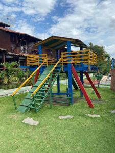 einen Spielplatz mit Rutsche im Gras in der Unterkunft Chalé da Serra - bem equipado e aconchegante para 10 pessoas em Gravatá/PE in Gravatá + 24 Fotos